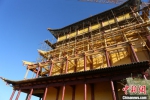 图为5月上旬，甘肃山丹县大佛寺内，正在修缮中的古建筑大雄宝殿。 中新社记者 高展 摄 - 甘肃新闻