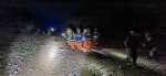 救援人员在夜间开展搜救工作。（甘肃省消防救援总队供图） - 人民网