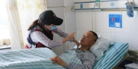 5月23日，甘肃白银山地马拉松越野赛受伤人员在景泰县人民医院接受治疗。　高展　摄 - 甘肃新闻