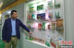 图为兰州奇正生态健康品有限公司总经理任中锋向记者介绍青稞食品。　张婧 摄 - 甘肃新闻