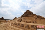 甘肃旅游资源丰富。图为兰州新区的大型沙雕作品吸引游客。(资料图) 魏建军 摄 - 甘肃新闻
