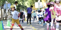 5月29日，小朋友在中国儿童中心的活动上体验轮滑运动。 - 人民网