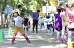 5月29日，小朋友在中国儿童中心的活动上体验轮滑运动。 - 人民网
