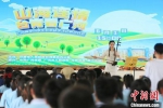图为台湾音乐教师为广河中学师生表演二胡演奏。　高展 摄 - 甘肃新闻