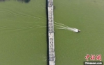 2021年1月，冬日的黄河兰州段河水呈现出绿色，快艇经过中山桥在绿色的河水中驰骋。(资料图)杨艳敏 摄 - 甘肃新闻