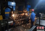 图为企业工人正在进行闪电焊。(资料图) 受访者供图 - 甘肃新闻