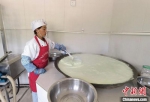 图为村民制作豆腐。　刘玉桃 摄 - 甘肃新闻