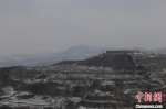 图为屹立于麦村对面山顶的堡子。受访者供图 - 甘肃新闻