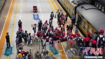 图为学生在兰州西站乘坐红色研学专列。　田多伟 摄 - 甘肃新闻