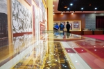 6月18日，参观者在中共六大历史资料馆参观。新华社记者 王建威 摄 - 人民网