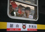 6月18日，乘客在首趟韶山至井冈山红色专列上。 - 人民网