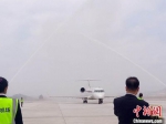 2018年3月，机场工作人员设“水门”为重庆—陇南首飞航班接风洗尘。(资料图) 闫姣 摄 - 甘肃新闻