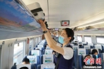 图为中国铁路兰州局集团工作人员在动车组列车上为旅客服务。　苟峰博 摄 - 甘肃新闻