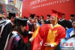 图为兰州大学校领导、学院主要负责人、优秀教师代表为毕业生授学位。　杨艳敏 摄 - 甘肃新闻