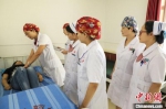 图为甘肃省兰州市皋兰县妇幼保健院副院长孙妍（左二）为患者诊疗。　受访者供图 - 甘肃新闻