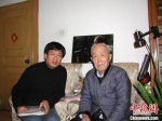 图为2000年，常嘉煌(左)拜会国学大师季羡林先生。　受访者供图 - 甘肃新闻