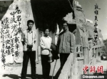 1982年5月，常书鸿(右)、李承仙(中)和常嘉煌(左)在敦煌莫高窟合影。常书鸿在照片上题诗。　受访者供图 - 甘肃新闻