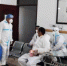 图为喇杰廉和医护人员在中心做防疫排查工作。　受访者供图 - 甘肃新闻
