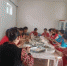 图为今年端午节，许家沟村“好媳妇先锋队”制作可口饭菜送往村里七十岁老人家。　受访者供图 - 甘肃新闻