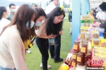 图为消费者查看蜂蜜产品。　陇南市委宣传部供图 - 甘肃新闻