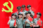 甘肃武警：与党旗合影 用镜头定格“爱” - 中国甘肃网