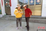 甘肃临夏州和政县将台村党支部书记杨小兰（左）入户了解农户生活、生产所遇困难。（资料图）　受访者供图 - 甘肃新闻