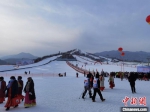 图为甘肃临夏州和政县松鸣滑雪场。(资料图) 冯志军 　摄 - 甘肃新闻