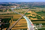 【飞阅甘肃】俯瞰穿行于河谷平塬上的高速公路 - 中国甘肃网