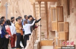 2021年6月，台湾青年参观甘肃临夏州永靖县境内的世界文化遗产炳灵寺。(资料图) 高展 摄 - 甘肃新闻