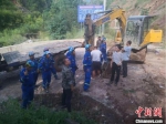 图为甘肃文县发生洪涝灾害时，基层干部刘丹一同参与到道路抢修工作中。(资料图) 受访者供图 - 甘肃新闻