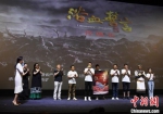 电影《浴血誓言》主创团队亮相首映礼并与现场观众分享了创作经过。　杨艳敏 摄 - 甘肃新闻