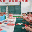 图为剪纸传承人李敏贤给中学生上剪纸教学课。(资料图) 李顺民 摄 - 甘肃新闻