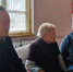 图为姜波(右)入户与老人聊天。(资料图) 受访人供图 - 甘肃新闻
