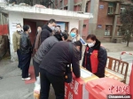 图为姜波(穿红马甲)和同事在防疫卡口点值守。(资料图) 受访人供图 - 甘肃新闻