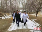 图为冯世霞(右一)带领医务人员前往“健康扶贫入户”的路上。(资料图) 受访者供图 - 甘肃新闻