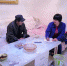 图为顾红艳(右)在回访村民。(资料图) 受访者供图 - 甘肃新闻