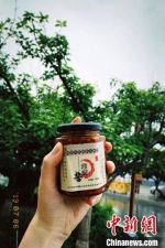 图为顾红艳打造的“红田园牌”辣椒酱。(资料图) 受访者供图 - 甘肃新闻