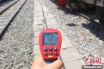 7月中旬，烈日当头，兰州西车辆段列检作业场地表温度58.7摄氏度。　董开平 摄 - 甘肃新闻