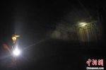 图为在宝兰高铁天水南站西端渭河隧道2#竖井内，铁路职工正在进行作业。　杨艳敏 摄 - 甘肃新闻