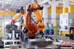 金川集团镍冶炼厂成品智慧车间里，机器人正按照既定程序工作。　高展 摄 - 甘肃新闻