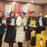 图为刘军梅(左三)和同事展示农产品。(资料图) 受访人供图 - 甘肃新闻