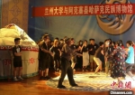 学子们体验哈萨克传统舞蹈。　信晓泽 摄 - 甘肃新闻