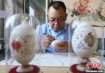 兰州蛋雕手艺人吴义泽制作蛋雕作品《河州牡丹》。　高展 摄 - 甘肃新闻
