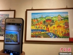 农民艺术家用画笔真实记录家乡的点滴，反映了农村变化和农民幸福生活。　徐雪 摄 - 甘肃新闻
