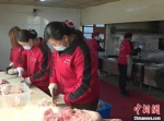 图为刘寨佳源食品加工坊工人制作农家腌缸肉。(资料图) 李军儒 摄 - 甘肃新闻