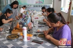 姚艳玲在甘肃高台县指导当地妇女制作手工艺品。　王娟梅 摄 - 甘肃新闻