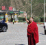 7月29日，班禅在甘肃调研参访途中向群众挥手致意。中新社记者 李雪峰 摄 - 甘肃新闻