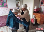 图为马林(右一)照顾老人。(资料图) 王小红 摄 - 甘肃新闻