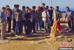 2008年9月，王惠玲和职工见证了山丹县新打的供水机井通水，该供水井解决了长城新村居民用水难问题。　雷华 摄 - 甘肃新闻