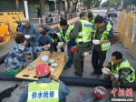 图为王惠玲和职工在供水抢修现场。　雷华 摄 - 甘肃新闻